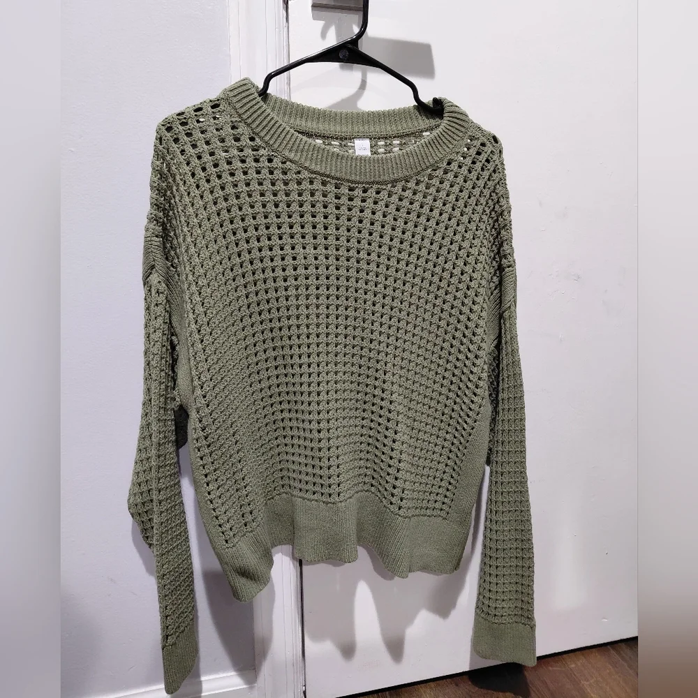 Old Navy Crew Neck - Picture 2 of 4